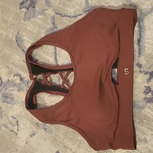 Keyhole front sports bra